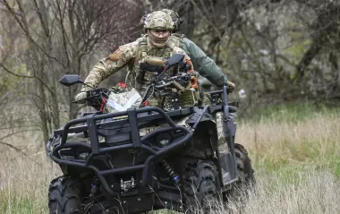 Росіяни штурмують на мотоциклах під Торецьком: у ЗСУ пояснили "античну логіку" атак