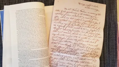 Женщина нашла оставленную в книге записку и расплакалась: что в ней было написано (фото)