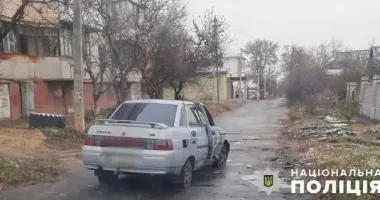 У Херсоні росіяни скинули вибухівку на цивільну автівку: є постраждалі