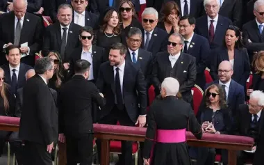 Zelenskyy and Vance shook hands in the Vatican. PHOTO