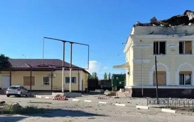 Росіяни обстріляли залізничний вокзал у Херсоні: фото наслідків