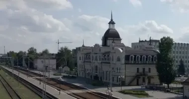 Дебош на вокзалі на Волині: чоловік розбив вікно і напав на прибиральницю