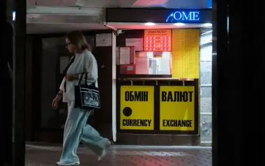 Скільки коштують долар і євро на початку тижня: свіжі курси в обмінниках