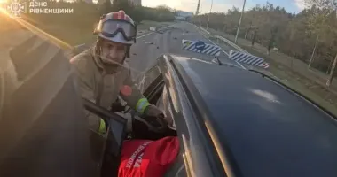 В ДТП на Ровенщине пассажира зажало в салоне: спасатели деблокировали мужчину