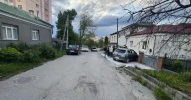 У Тернополі водійка Nissan наїхала на знайому, а потім врізалася в бетонний паркан