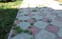 Як безпечно позбутися бур'яну між плиткою не використовуючи хімію