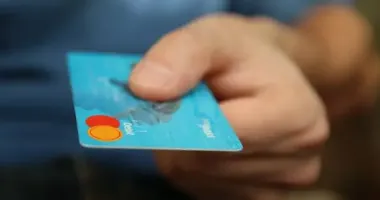 Житель Днепропетровщины может сесть за решетку за то, что нашел чужую банковскую карту и потратил средства