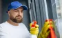 Не мийте вікна газетами! Ось правильний метод, який набагато краще та легше