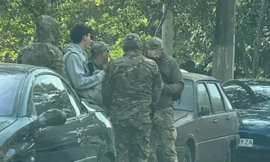 ТЦК в балаклавах: на Львовщине военкомы ударили мужчину и посадили в авто, — соцсети (видео)