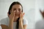 Мочалка, мыло и горячая вода: три ошибки, уничтожающие кожу вашего лица