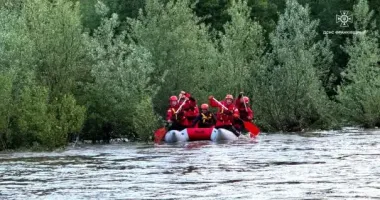 На Прикарпатті врятували чоловіка, який застряг з конем посеред річки Прут