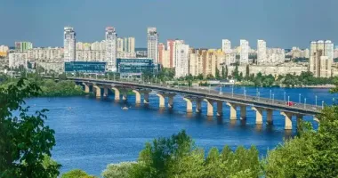 З мосту Патона в Києві сиплеться каміння у воду