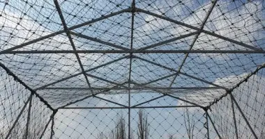 Скляні зупинки замість антидронових сіток у прифронтових містах: чи можна уникнути жертв