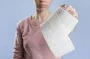 Чем опасен телефон в туалете: из-за этой привычки можно попасть на операционный стол