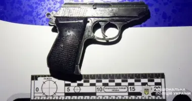 У Чернівцях чоловік влаштував стрілянину на вулиці