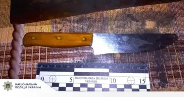 На Прикарпатті чоловік ударив сусіда ножем і втік