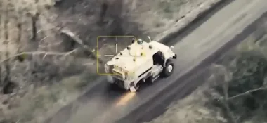 Под Купянском машина MaxxPro спасла спецназовцев и ушла с поля боя на трех колесах (видео)