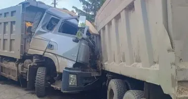 На Донеччині зіткнулися дві вантажівки: рятувальники деблокували постраждалого водія