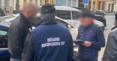 2000 доларів за "службу в тилу": у Львові затримали адвоката та його спільницю