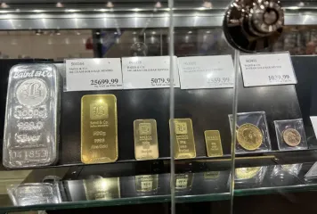 Радом с туалетной бумагой: женщина удивилась золотым слиткам в магазине (видео)