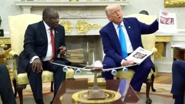 Обвинил в "геноциде белых": Трамп в Овальном кабинете поскандалил с президентом ЮАР (видео)