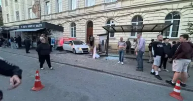 ДТП у Львові: авто знесли зупинку – важко травмована дівчина