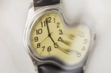 Считалось почти невозможным: физики подтвердили существование "зеркал времени", что это