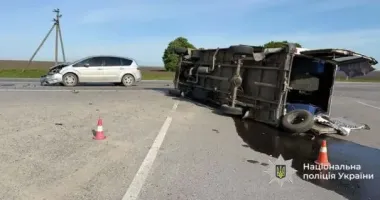 На Тернопільщині перекинулась маршрутка з пасажирами: є постраждалі