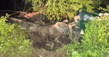 На Прикарпатті вантажіка перекинулась в кювет: водія затисло в кабіні