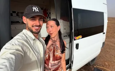 Пара переоборудовала фургон в уютный дом на колесах, не имея никакого опыта: что получилось