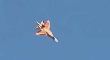 Над Новосибирском пролетел Су-34 в редком "пустынном" камуфляже: в чем суть решения (видео)