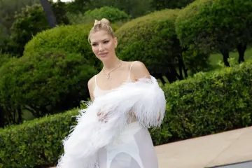 Российская подруга украинца-модели грубо нарушила дресс-код Каннского кинофестиваля (фото)