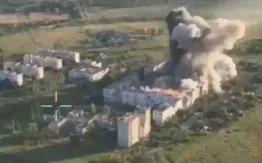 Russians destroy residential high-rise buildings in frontline Stepnohirsk in Zaporizhzhia region with aerial bombs. VIDEO