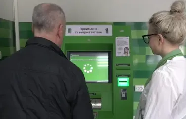 Невозможно снять ни пенсию, ни зарплату: ПриватБанк "не отдает" деньги клиентам