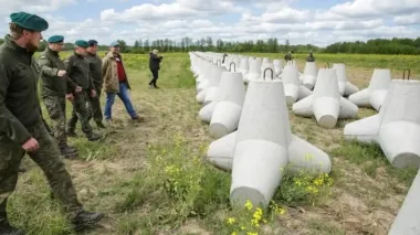 Польские военные показали часть укреплений на границе с Россией