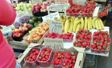 Садоводы резко обрушили цены на клубнику: сколько стоит и будет ли дешевле