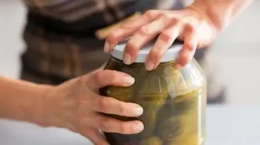 Як відкрити банку з тугою кришкою: три найкращі методи, які реально працюють