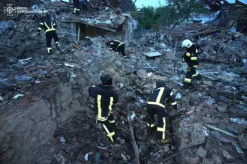 Нічні вибухи на Хмельниччині: зруйновані будинки та вбиті горем люди — фото
