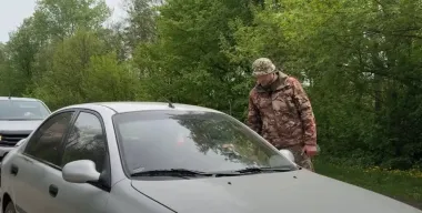Разбили авто: в Кременчуге мужчины напали на ТЦК с молотками (видео)
