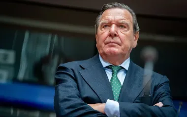 Немецкий банк заблокировал деньги из РФ для Шредера: Bild узнал причину