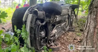 В Черкасской области автомобиль врезался в дерево: погибла 16-летняя девушка