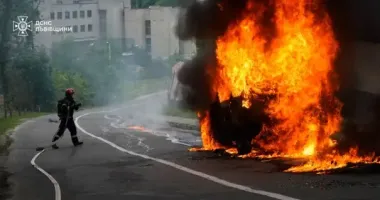 Во Львове на ходу загорелся и сгорел микроавтобус