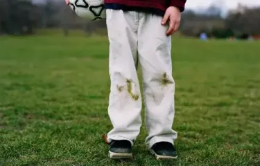 Сода, оцет та спирт: як безпечно позбутися плям від трави на одязі