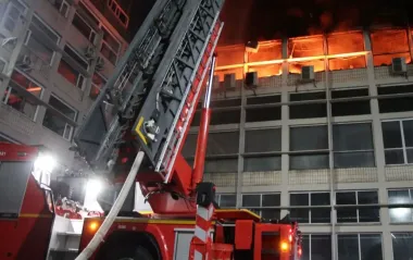 В Санкт-Петербурге горит стратегическое предприятие РФ: кадры с места