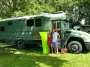 Жизнь на колесах: семейная пара превратила школьный автобус в уютный автодом (видео)