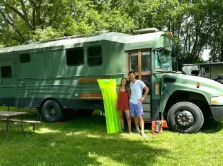Жизнь на колесах: семейная пара превратила школьный автобус в уютный автодом (видео)
