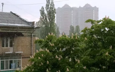 Блискавка влучила у прямісінько у висотку в Києві: момент потрапив на відео