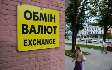 НБУ опустив курс долара на останній день травня