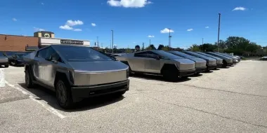 Не хотят покупать: десятки новеньких Tesla Cybertruck хранятся под открытым небом (видео)