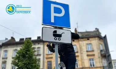 В Украине появились новые дорожные знаки с детской коляской: что они означают (фото)
